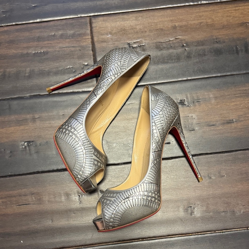 Christian Louboutin Metallic Silver Peep-Toe Pumps with Textured Pattern - Picture 3 of 6